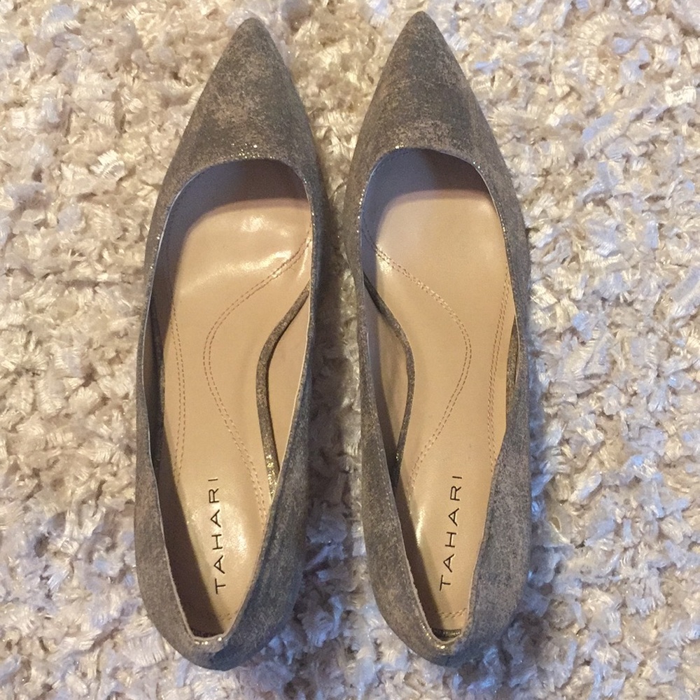 Tahari Metallic kitten heel pumps 👠!
